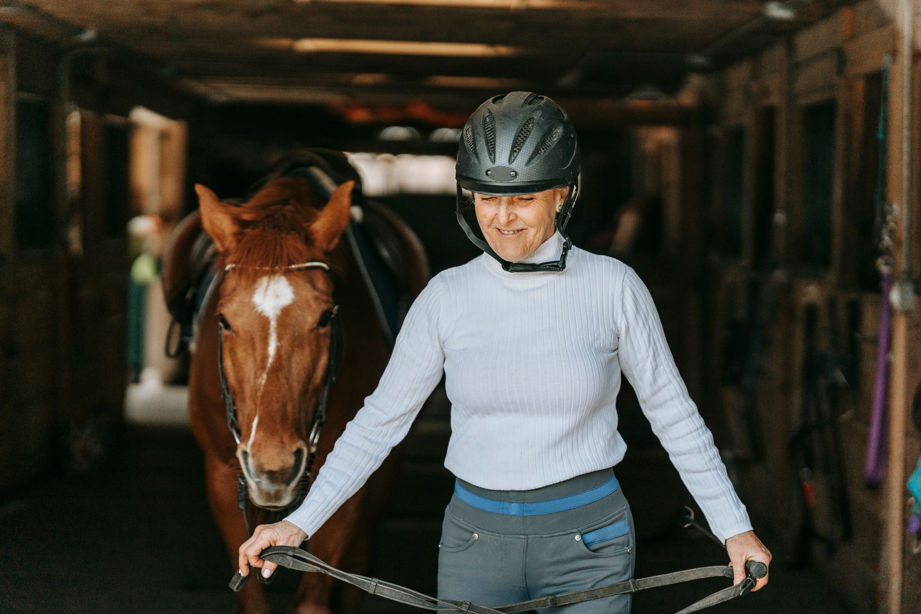 Choisir son casque d’équitation : normes et réglage